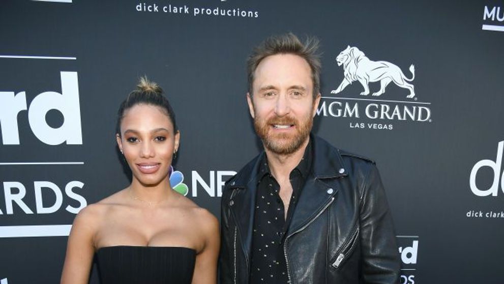 DJ-ul David Guetta se mândrește cu o iubită sexy, cu 25 de ani mai tânără