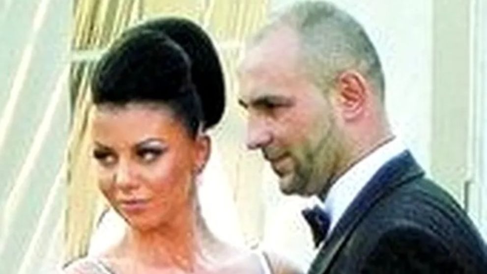 Este divorțul care a zguduit showbizul din România! Au divorțat în mare secret după treisprezece ani de căsnicie. El și-a părăsit soția și copilul, iar Ea i-a cerut o sumă de bani pentru separare