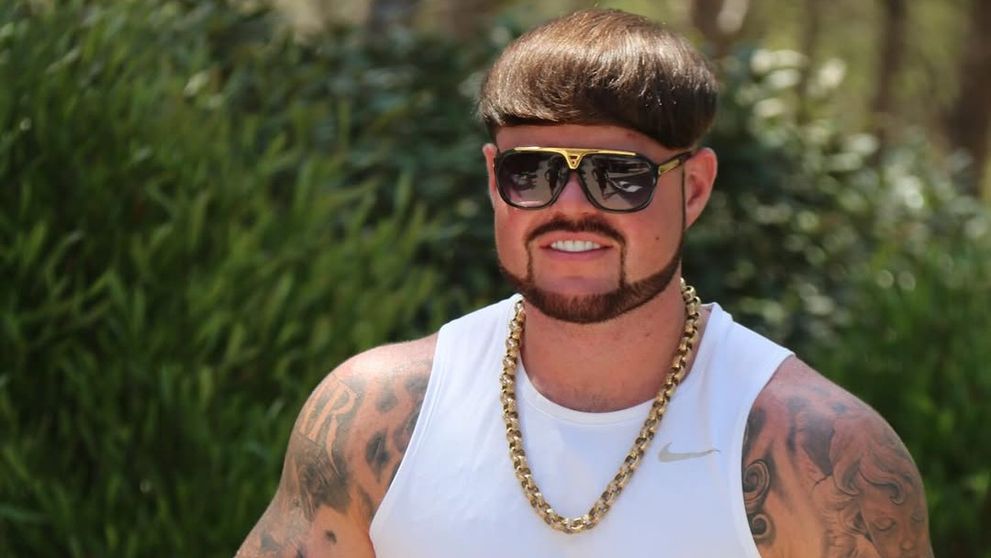 Ibiza Final Boss, de la meme online la milionar. Câți bani a făcut tânărul ridiculizat pentru look-ul său după ce a devenit viral