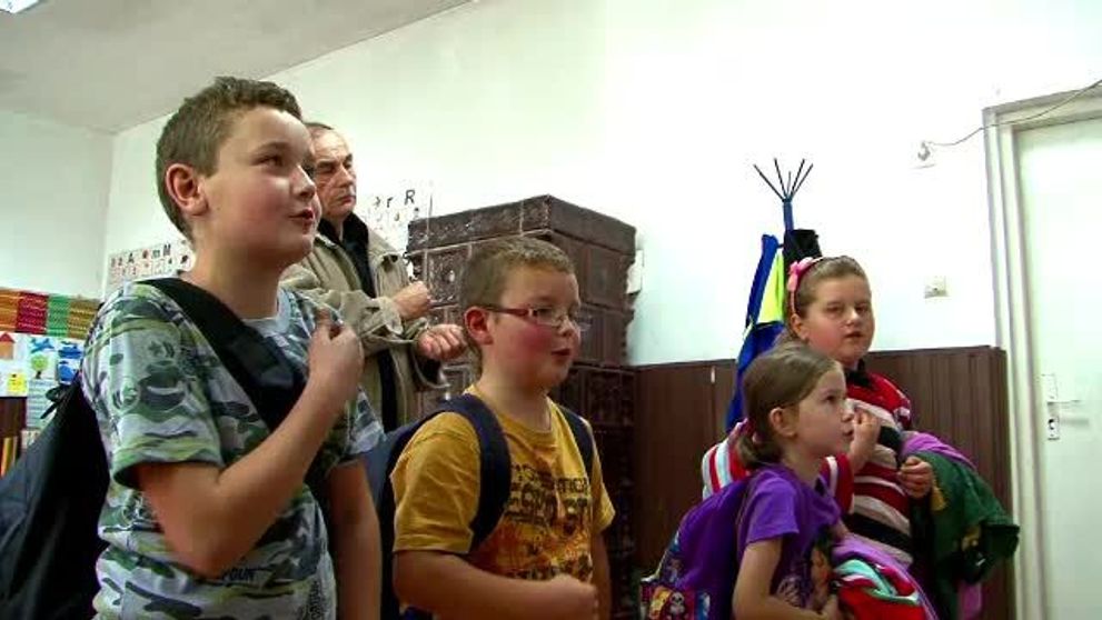 Dascalul care isi duce zilnic elevii la scoala cu masina proprie, decorat de presedintele Basescu pentru gestul sau