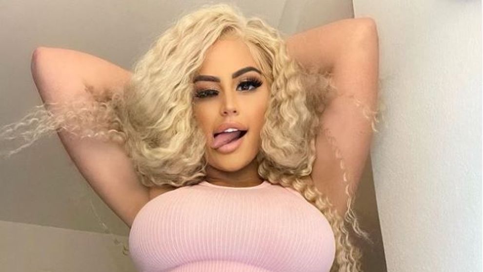 Un model cu forme amețitoare spune că nu s-ar întâlni niciodată cu bărbați care au mașini ieftine