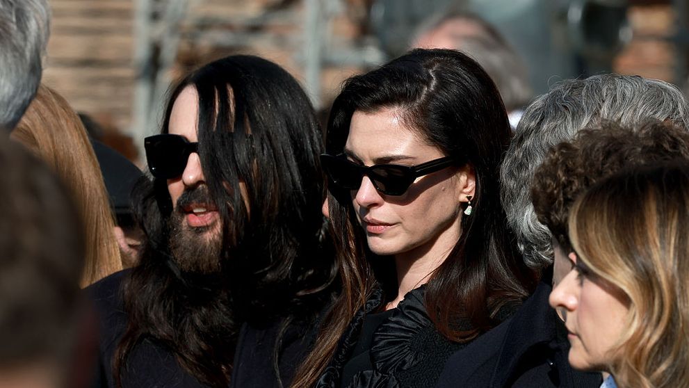Înmormântarea ”Ultimului împărat”. Anne Hathaway, Elizabeth Hurley, Anna Wintour și Donatella Versace, printre celebritățile aflate la funeraliile de la Roma