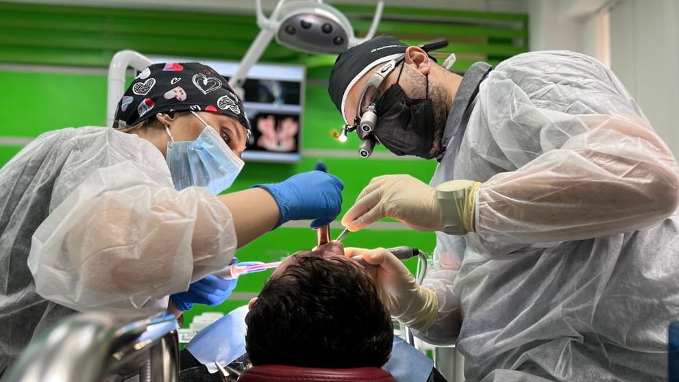 (P) Impactul implanturilor dentare asupra calității vieții. Dr. Amer Hijazi explică de ce este important să înlocuiești dinții lipsă