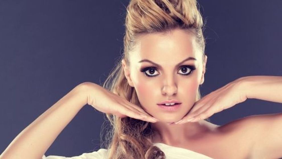 La un an de la evenimentul care i-a schimbat radical viata, Alexandra Stan isi relanseaza cariera ca o adevarata diva. Asculta noul ei HIT: 