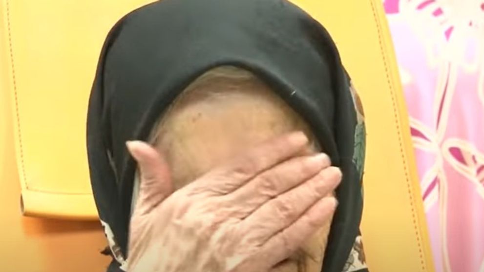 A crescut 16 copii, dar la bătrânețe a rămas pe drumuri. Mărturia disperată a unei mame: „M-au aruncat în stradă”