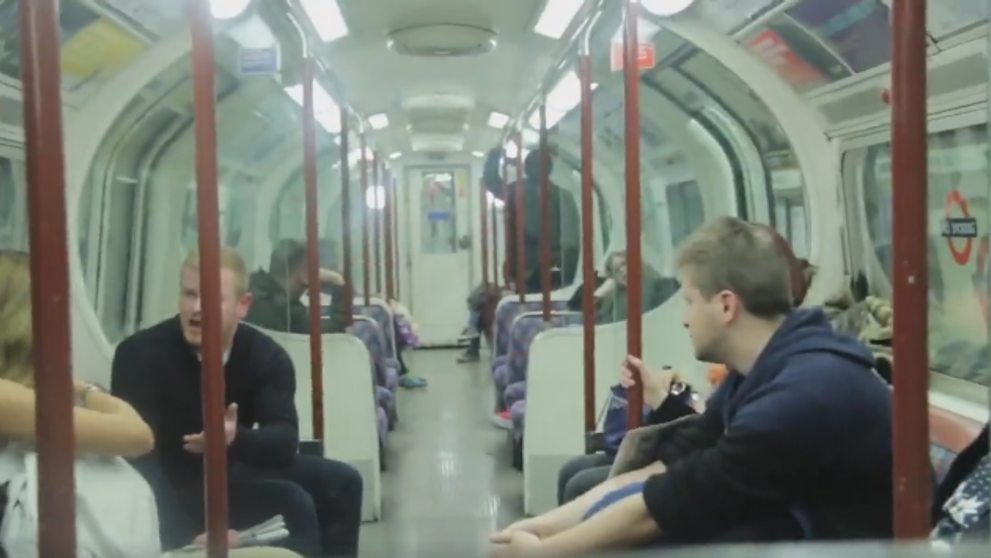 O mama isi alapta bebelusul in metrou. Reactia violenta a barbatului de langa ea a indignat o lume intreaga