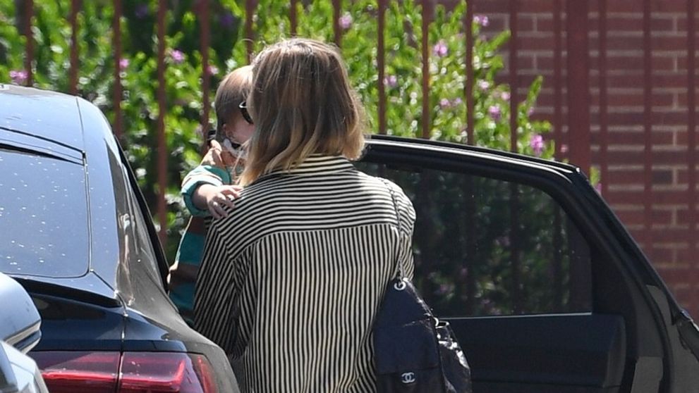 Nimeni nu a recunoscut-o! Celebra actriță Margot Robbie, surprinsă pentru prima dată în public alături de bebelușul ei! Cum arată fiul ei și al lui Tom Ackerley