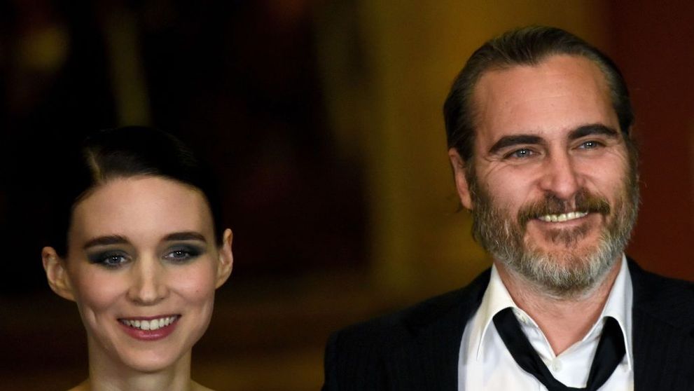 Joaquin Phoenix și Rooney Mara s-au logodit