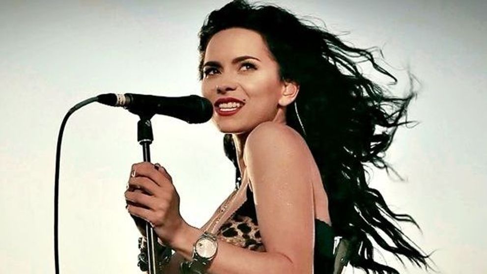 Cum incearca Inna sa demonstreze ca stie sa cante LIVE: VIDEO