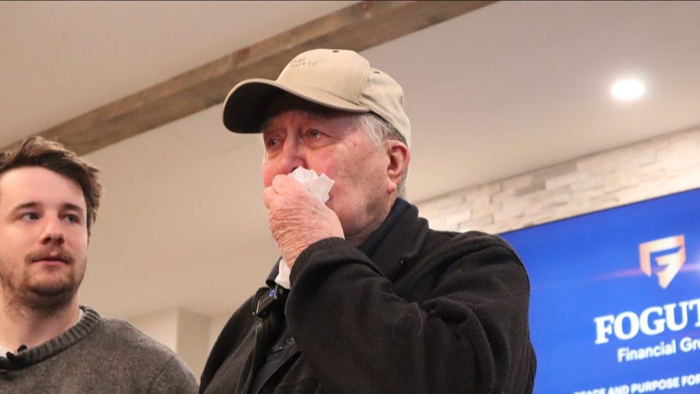 Cum a reacționat veteranul de 88 de ani, rămas fără pensie, când a aflat că oamenii impresionați de povestea lui i-au donat o avere! Ed a primit un cec de 1,77 milioane $ după ce un influencer l-a surprins la lucru într-un supermarket