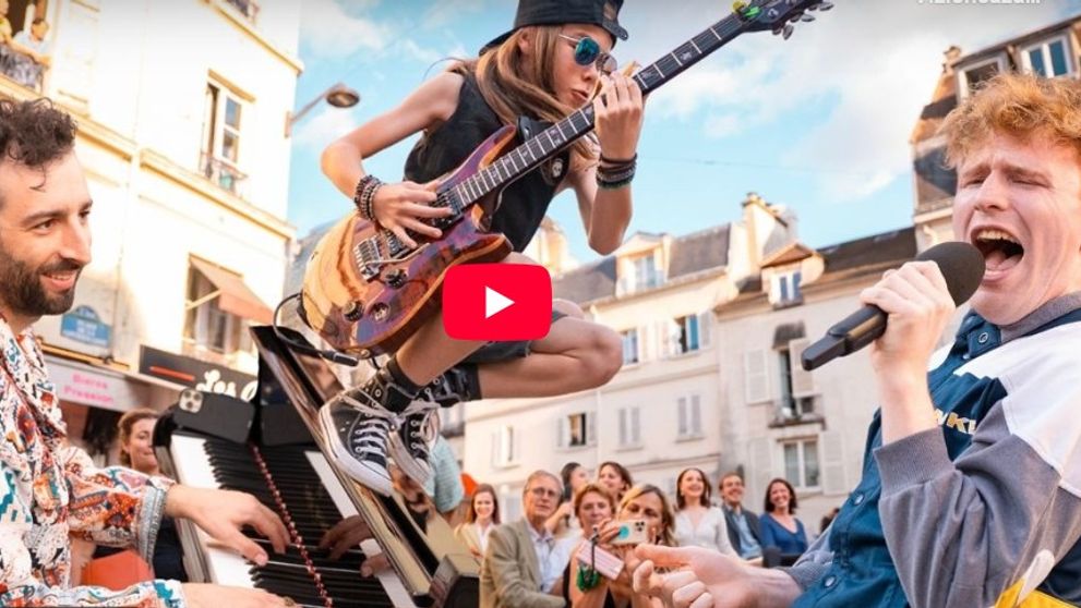 Pe o stradă din Paris, trecătorii au înmărmurit: un flashmob cu „Bohemian Rhapsody” i-a lăsat fără cuvinte