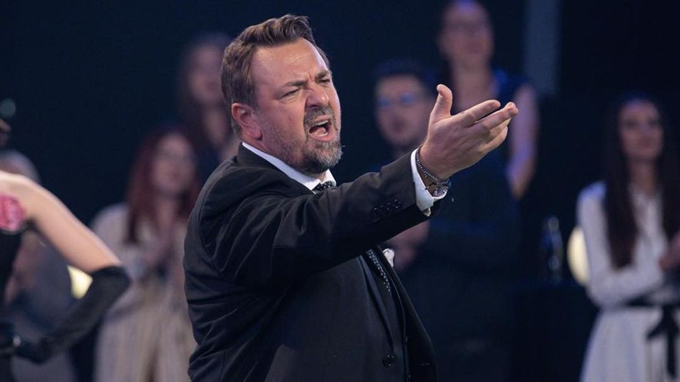 VIDEO Horia Brenciu a căzut pe scenă în timpul unui concert: „Așa a fost regia!”