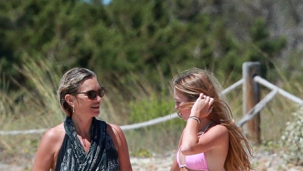 Kate Moss și fiica sa adolescenta, una mai frumoasă ca alta. Cum le-au pozat paparazzii