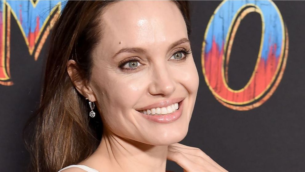 Angelina Jolie și-a arătat tatuajele pe covorul roșu, într-o rochie extrem de decoltată