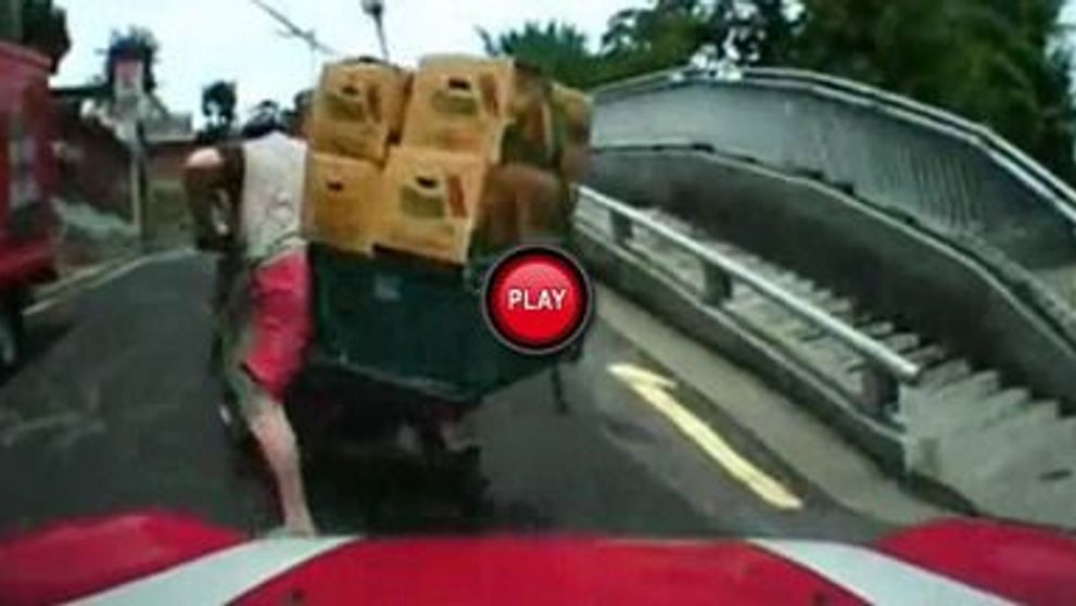 Ce se intampla cu motociclistul din acest clip :) VIDEO