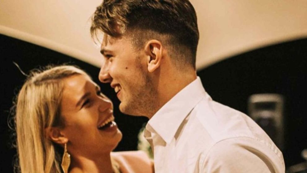 După 10 ani de relație și doi copii, celebrul cuplu a decis să se despartă! O cunoscută cântăreață i-ar fi „stricat casa” lui Luka Doncic, pus acum să plătească milioane de dolari