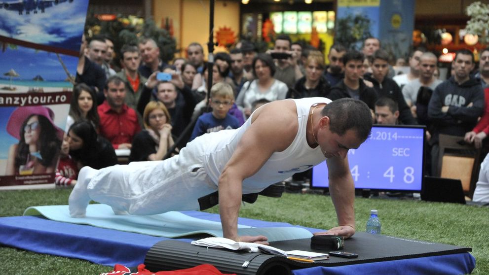 Record mondial doborat la Cluj. Un jandarm a facut 631 de flotari pe dosul palmelor in 15 minute