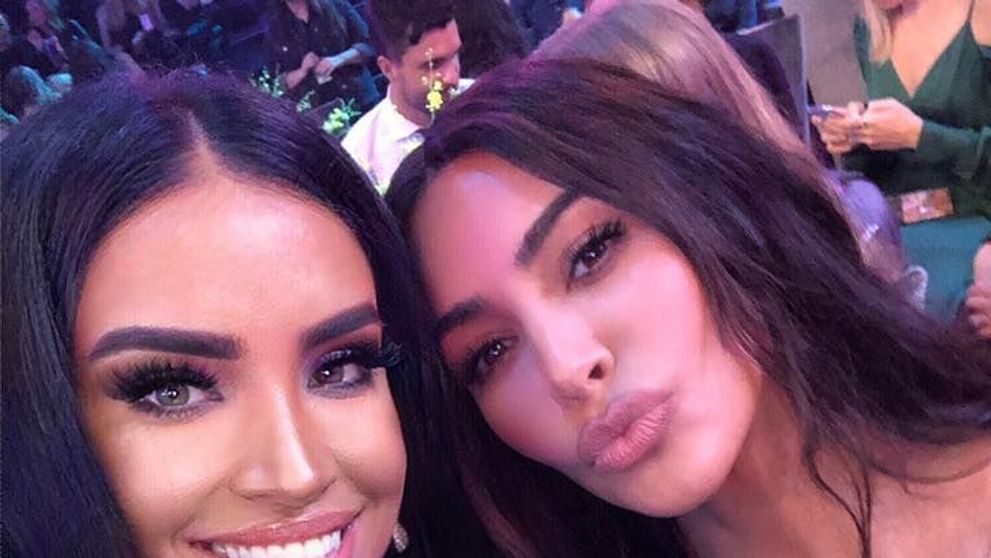 Adelina Pestrițu, pe covorul roșu alaturi de Kim Kardashian. Cum s-au pozat cele două “influencerițe”