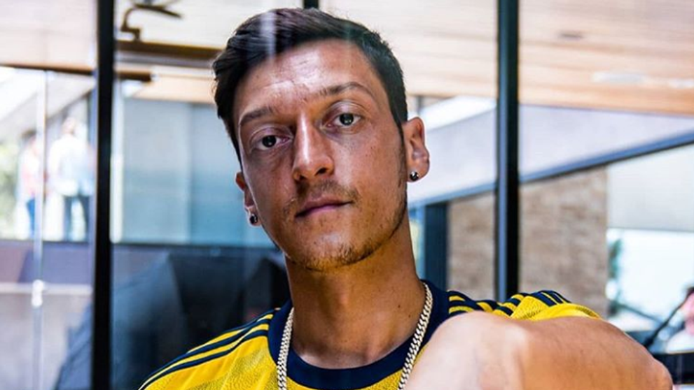 A fost considerat fotbalistul fără succes la femei, dar el are o soție superbă. Cine e tânăra pe care Mesut Ozil a cucerit-o