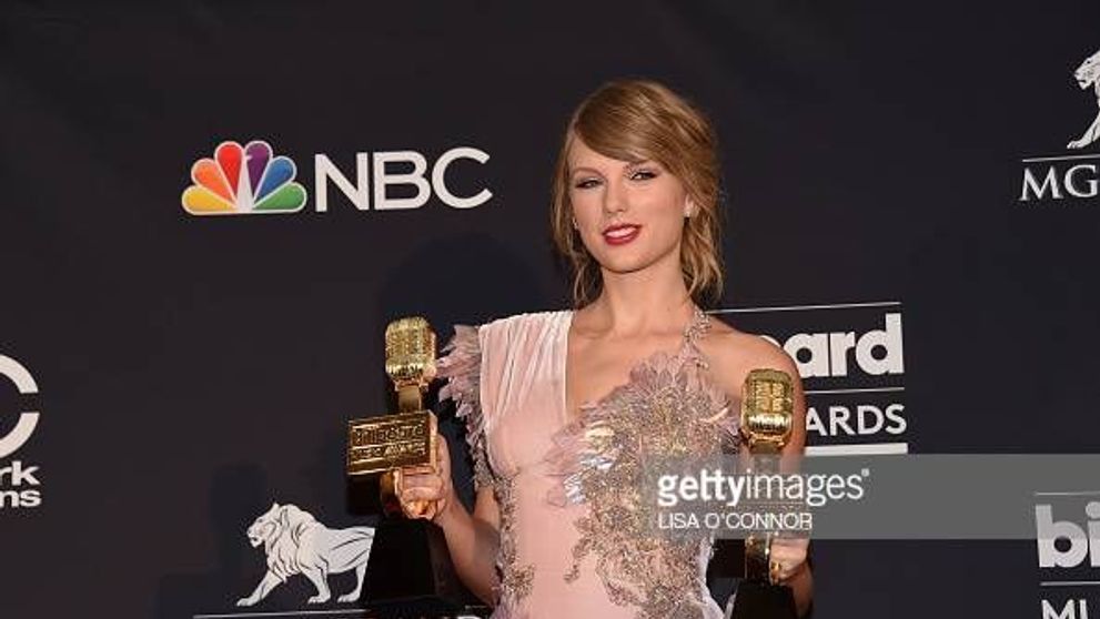 Taylor Swift a căzut pe scenă în timpul unui concert. Fanii au imortalizat momentul