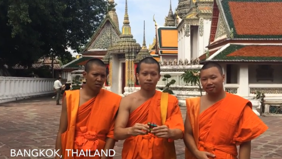 Genial: S-a plimbat in 11 tari cu un cub Rubik dupa el, 84 de straini l-au ajutat sa-l rezvolve: VIDEO