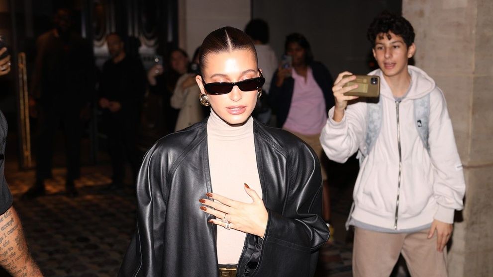 Cine ar avea curaj să iasă așa din casă? Hailey Bieber, în cea mai îndrăzneață ținută de până acum