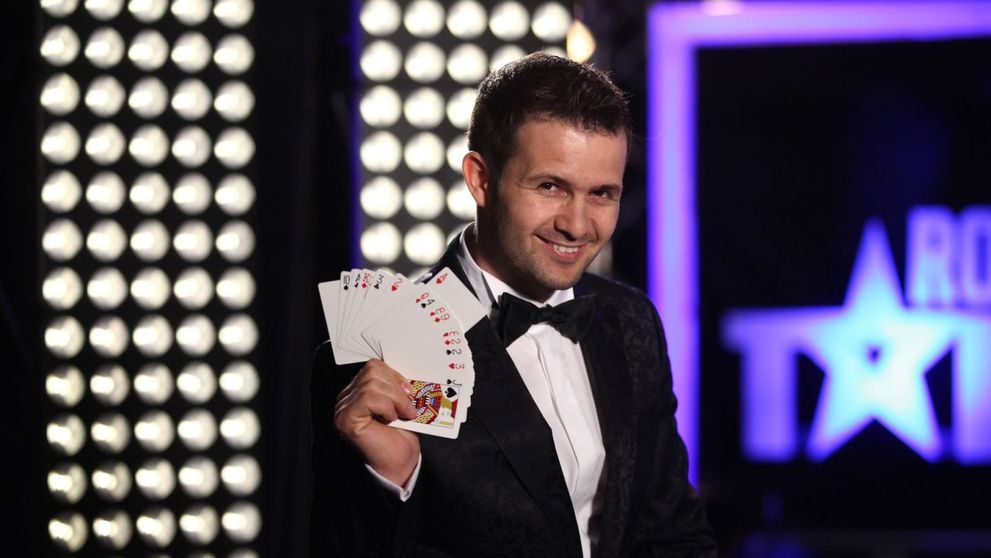 Magicianul Robert Tudor a reusit imposibilul. Numarul de magie cu doar 3 carti pe care nu o sa intelegi cum l-a facut