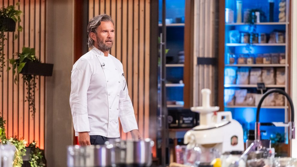 Carlo Cracco, unul dintre cei mai renumiți chefi din lume, îi supune pe semifinaliștii MasterChef România la un test al rafinamentului gastronomic!