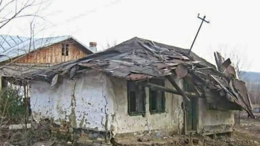 Casă care stă să cadă în București, închiriată cu 300 de euro pe lună. Anunțul care i-a șocat pe internauți