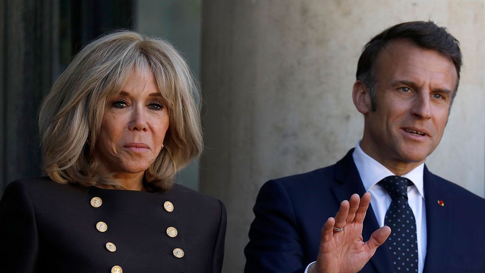 Soții Macron, apariție neașteptată după incidentul din avion. Brigitte, total schimbată