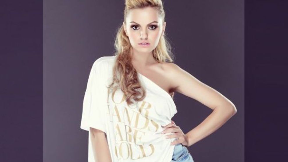 Fara Photoshop, jale! Cum a fost surprinsa Alexandra Stan, intr-un concert: FOTO