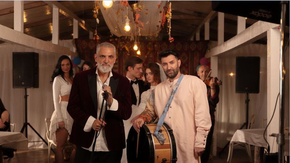 La 8 ani de la succesul „În stație la Lizeanu”,    Damian Drăghici și Smiley lansează „S-a furat mireasa”, noul hit al nunților românești