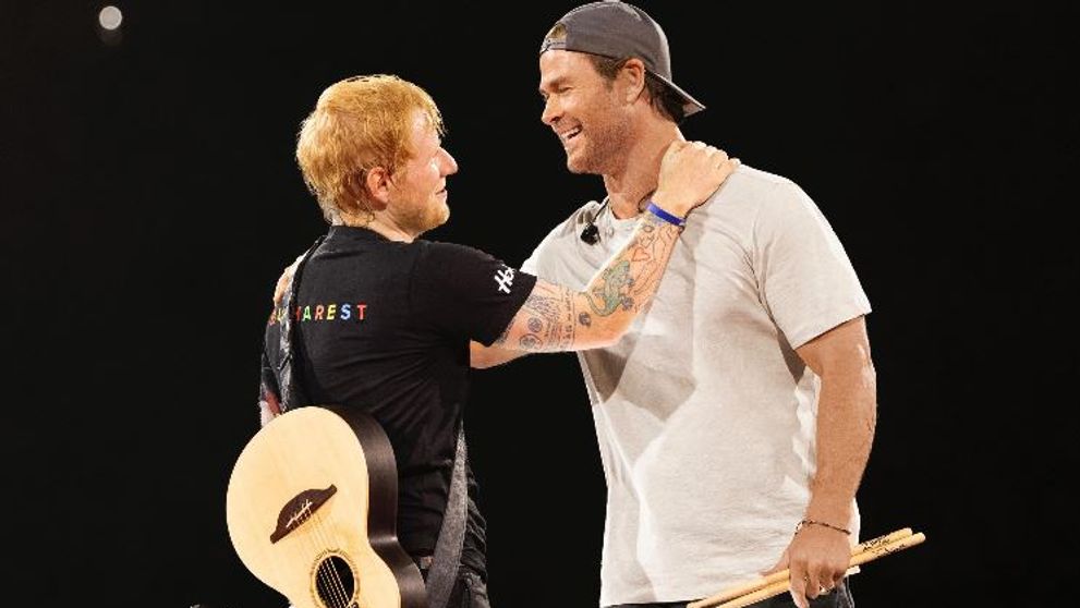 Ed Sheeran dezvăluie cum a ajuns să cânte alături de Chris Hemsworth, pe Arena Națională: ”E nebunie că a ales București”