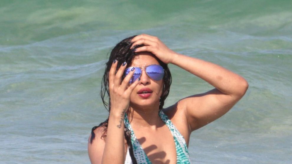 E considerata plinuta dupa standardele Hollywood, dar la Bollywood este o zeita. Priyanka Chopra, surprinsa la plaja
