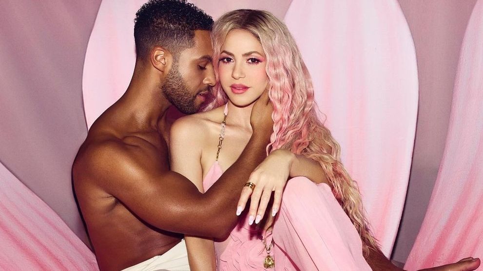 Shakira, în ipostaze tandre cu un actor din Emily în Paris, cu 16 ani mai tânăr decât ea. Imaginile care i-au înnebunit pe fani