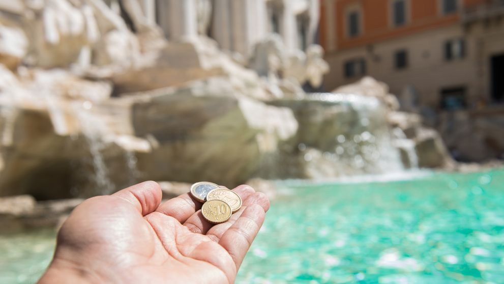 Ce se întâmplă, de fapt, cu toate monedele aruncate de turiști în Fontana di Trevi. Milioane de euro se adună în fiecare an