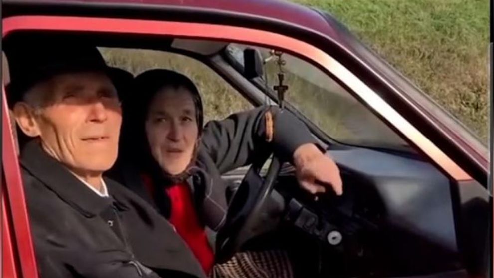 Bunicuța de 72 de ani din Cluj, virală pe TikTok după ce a fost filmată la volan: „Sunt șoferiță numai de vreo 3-4 ani că m-o prins cu motocicleta”