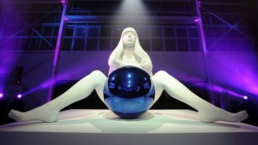 Lady Gaga, din nou goala. 