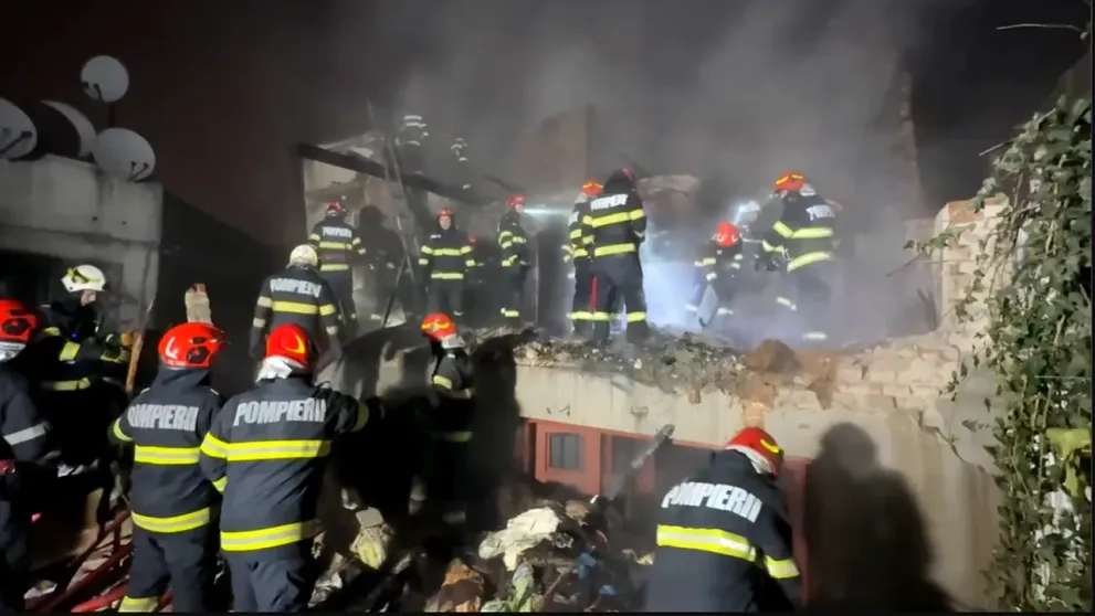 Explozie urmată de incendiu într-o locuinţă din București. O persoană a murit!