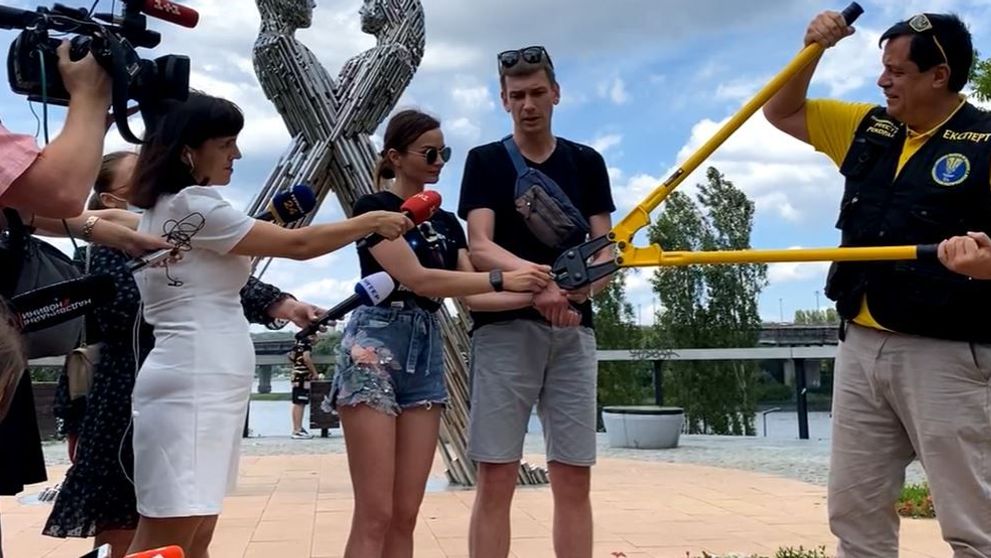 Tinerii din Ucraina, care și-au legat mâinile cu un lanț, au renunțat la experiment și s-au despărțit