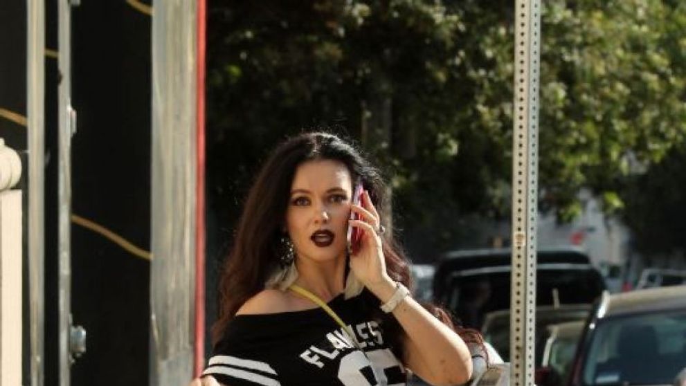 Noua moda in materie de blugi. Perechea de pantaloni care poate bloca traficul si soca toti barbatii