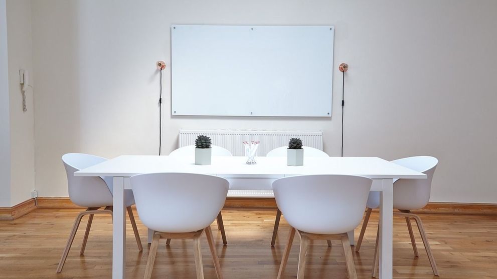 (P) Folosești o tablă magnetică? Iată cum să îi prelungești durata de viață prin câteva trucuri simple!