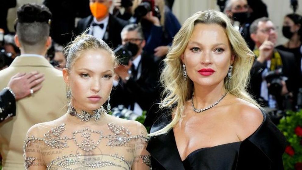 Kate Moss și fiica Lila, apariție spectaculoasă la Met Gala 2022. Tânăra a purtat o rochie transparentă