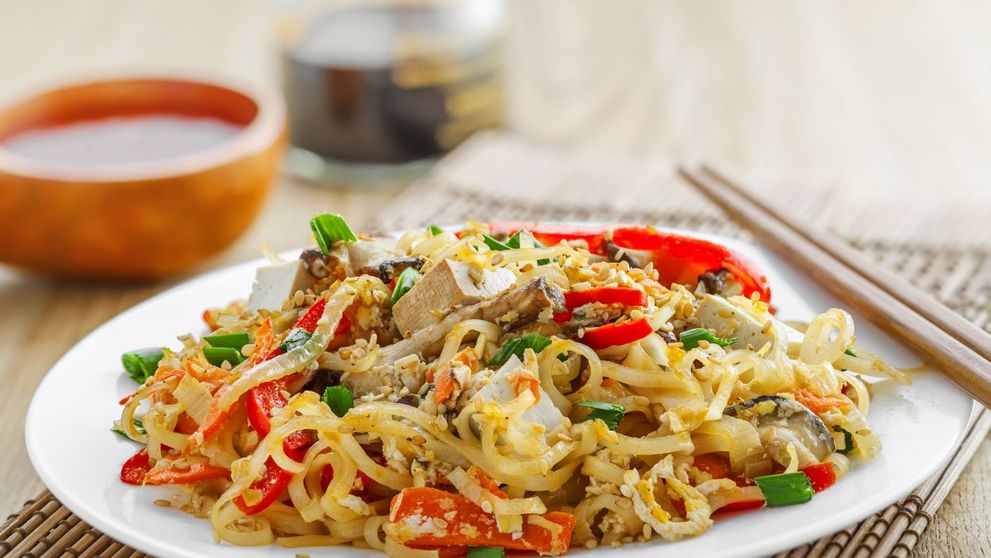 Chinezesc cu paste de orez, porc si pui cu legume