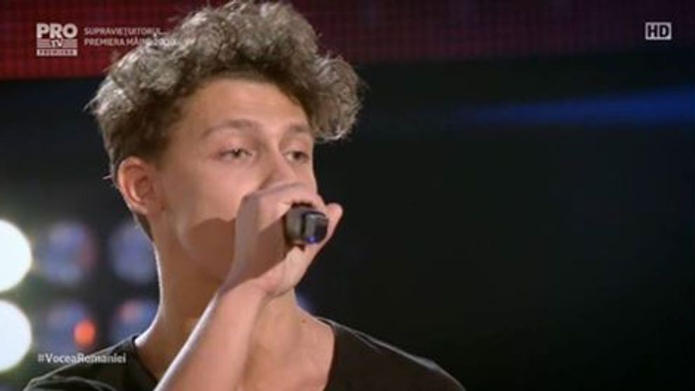 Sebastian Seredinschi i-a hipnotizat pe antrenori cu vocea lui speciala. Interpretarea pe care iti vei dori sa o asculti pe repeat 