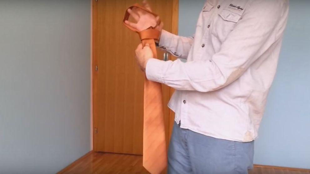 Trucul pe care iti vei dori sa-l inveti imediat. Cum sa faci un nod la cravata in doar 10 secunde