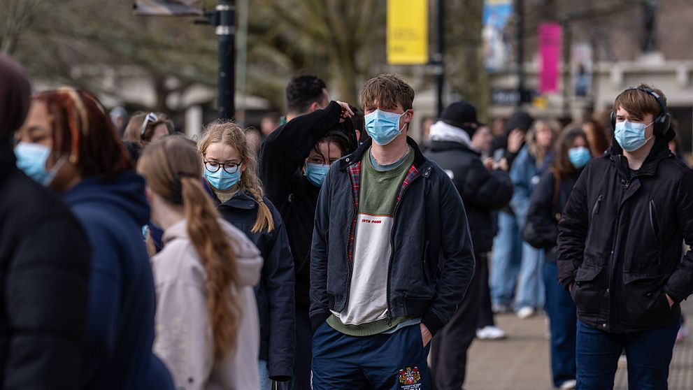 Epidemie de meningita B. Tot ce trebuie să știi despre cea mai letală formă a bolii, asociată acum cu focarul din Marea Britanie care a provocat moartea a doi tineri