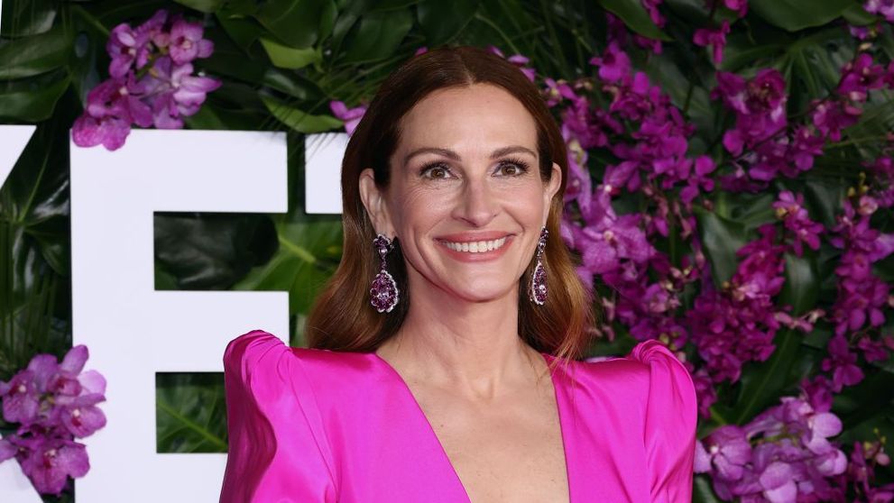 Julia Roberts, apariție surpriză la un eveniment dedicat artiștilor. A purtat o rochie cu portretele lui George Clooney