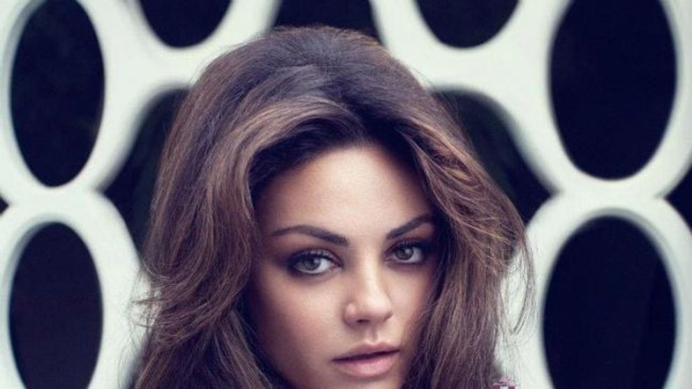 Cea mai sexy femeie din lume e chef in bucatarie. Mila Kunis gateste mancare ucraineana