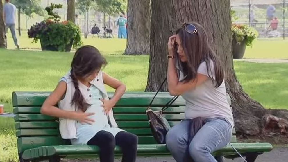 O farsa de milioane! Tu ce ai face daca ai vedea o fetita care pare pe punctul de a naste? Vezi reactiile oamenilor